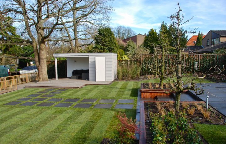 Modern strakke tuin met overkapping in Heemstede