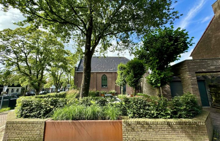 Voor- en achtertuin bij woonhuis in monumentale kerk